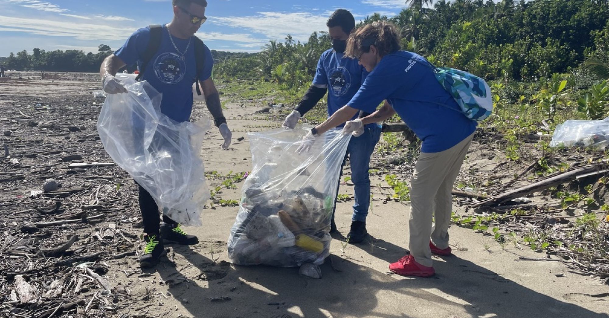 VII jornada de limpieza de playas en el Día Mundial de los Océanos-1